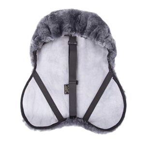 Hochwertiger Lammwolle-Sattelsitzbezug mit Einer regulierbaren Klettstrippe, passend für alle englischen Sättel, optimale Temperaturregulierung und lange Lebensdauer.