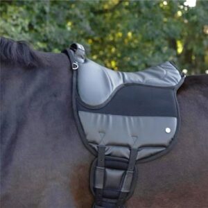 Das Covalliero Reitpad AiRide ist ein leichtes und anatomisch geformtes Reitpad mit Schaumstofffüllung. Es ist ideal für Reiterinnen und Reiter, die nach einer bequemen und stabilen Sitzfläche suchen.