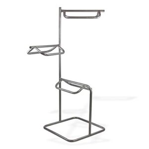 Robuster Sattelhalter aus Metall mit drei Haltern für sichere und bequeme Aufbewahrung von bis zu 10 kg pro Halter, ideal für Reiter und Pferdehalter im Stall oder bei der Private Pferdehaltung