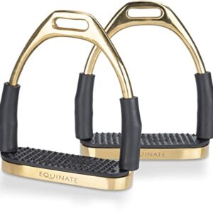 Zwei Equinate Sicherheitssteigbügel mit schwarzer Gummidämpfung. Die Steigbügel sind golden und die Basis silberfarben. Sie sind auf einem weißen Hintergrund montiert. Jeder Steigbügel hat ein kleines Loch, um ihn an ein Fahrzeug zu befestigen. Das Logo Equinate ist auf jedem Steigbügel sichtbar. Die beiden Steigbügel liegen Seite an Seite. Einer der Steigbügel liegt etwas hinter dem anderen und gibt so den Eindruck von Tiefe. Die Steigbügel sehen neu und ungebraucht aus.