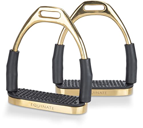 Zwei Equinate Sicherheitssteigbügel mit schwarzer Gummidämpfung. Die Steigbügel sind golden und die Basis silberfarben. Sie sind auf einem weißen Hintergrund montiert. Jeder Steigbügel hat ein kleines Loch, um ihn an ein Fahrzeug zu befestigen. Das Logo Equinate ist auf jedem Steigbügel sichtbar. Die beiden Steigbügel liegen Seite an Seite. Einer der Steigbügel liegt etwas hinter dem anderen und gibt so den Eindruck von Tiefe. Die Steigbügel sehen neu und ungebraucht aus.