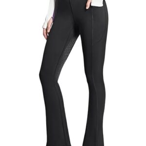 Dame reitet auf einem Pferd, während sie eine FitsT4 Sports Reithose trägt. Die Reithose hat einen Bootcut-Stil und ein silikoniertes Vollbesatz. Sie hat zwei Seitenfächer und Gürtelschlaufen für einen bequemen Sitz.