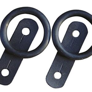 Ein Paar schwarze Metallklammern mit kleinen Löchern in der Mitte. Eine Klammer ist leicht höher als die andere. Der Hintergrund ist weiß.