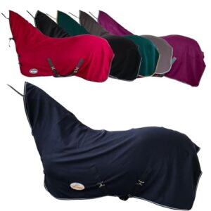 Atmungsaktive Pferdeabschwitzdecke mit Halsteil, Kreuzgurt und Metallverschluss für regnerische Tage oder nach dem Training. Hochwertiges feuchtigkeitsabsorbierendes Fleece für ein trockenes Pferd.