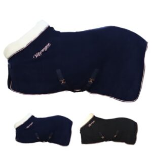 Die atmungsaktive Abschwitzdecke ist aus hochwertigem, doppelseitigem Antipilling-Fleece gefertigt und bietet eine optimale Schweißaufnahme. Die Decke verfügt über Kreuzgurte mit einem T-Verschluss-System, eine Frontverschnallung mit zusätzlichem Klettverschluss und eine Schweifkordel für perfekten Sitz.