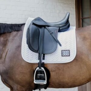 Kentucky Schabracke Fishbone Turnier mit 2 Nummern Dressur Weiss. Hochwertige Reitschabracke mit Fishbone Technologie und perfekter Passform für Ihr Pferd.