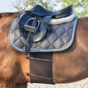 Der LOVEHORSES Schutzgurt Deluxe ist ein hochwertiger Schutzgurt für Pferde, der in Italien hergestellt wird und das Standard 100 by Oeko-TEX Zertifikat besitzt. Er bietet maximale Sicherheit und Komfort bei jeder Reitabfahrt.