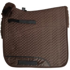 Hochwertige Schabracke für Dressurreiter mit Lammfell im Sattelbereich, half-lined und Fellkranz vorne