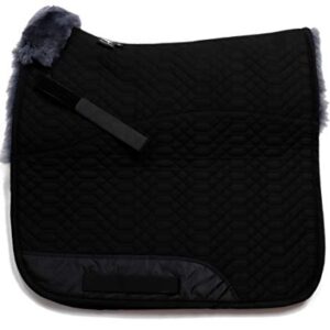 Hochwertige Schabracke für Dressur von Engel Reitsport mit Lammfell im Sattelbereich und Fellkranz vorne