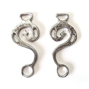 Ein Paar hochwertige Hackamore Schenkel mit Barock-Optik und Silberverzierung, perfekt für Pferde reiten.