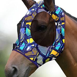 Pferd trägt eine komfortable Fliegenmaske mit UV-Schutz und großer Augenöffnung, ideal für Pferde mit großem Kopf oder denen die gerne im Freien sind.