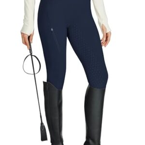 Dame in einer Marineblauen Reithose mit Silikon Vollbesatz, High Waist und Stretch Material, Reißverschluss-Tasche und Gürtel-Schlaufen. Bequeme und atmungsaktive Reitleggings für Frauen.