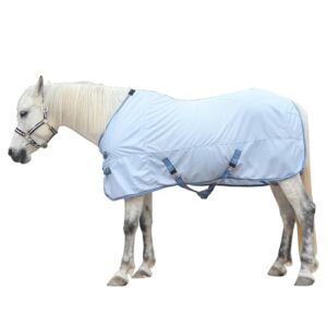 Gallopoff Fliegendecke für Pferde, atmungsaktive Sommerdecke mit UV-Schutz und Kratzschutz, verstellbarer Brustverschluss, Kreuzgurt und Beinschnürungen in Hellblau 135 cm