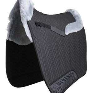 Hochwertiger Schabracke von Engel Reitsport mit Lammfell im Sattelbereich, halbliniert und Steppstoff - perfekt für Dressur-Reiten