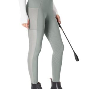 Dame reitet auf einem Pferd mit einer FitsT4 Sports Reithose, die Rutschfester Kniebesatz und einen hohen Bund hat sowie Seitentaschen für Handy und Utensilien.