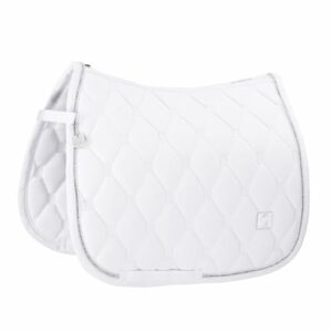 Elegante Schabracke für jeden Reiter mit Softshell-Einfassung, Kordel-Kristallstein-Kombination und Anti-Slip Silikonflächen im Sattelbereich