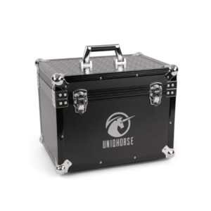 Robuste Putzbox fuer Reiter aus hochwertigem Aluminium mit viel Stauraum und leichter Reinigung, ideal fuer die Pflege von Pferden.